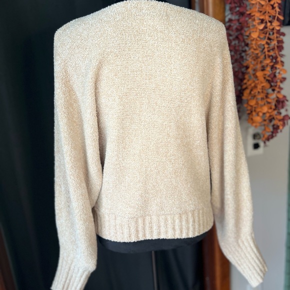 🌻Soft and comfortable sweater, Size Medium🌻 - Picture 3 of 4